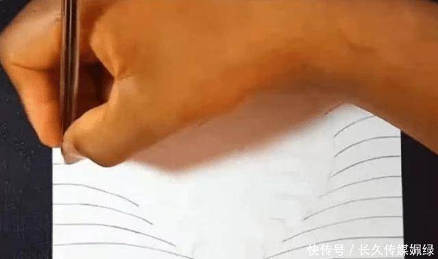 爱心美术老师在纸上手绘心形 网友们说很简单,看到成品后却愣住了