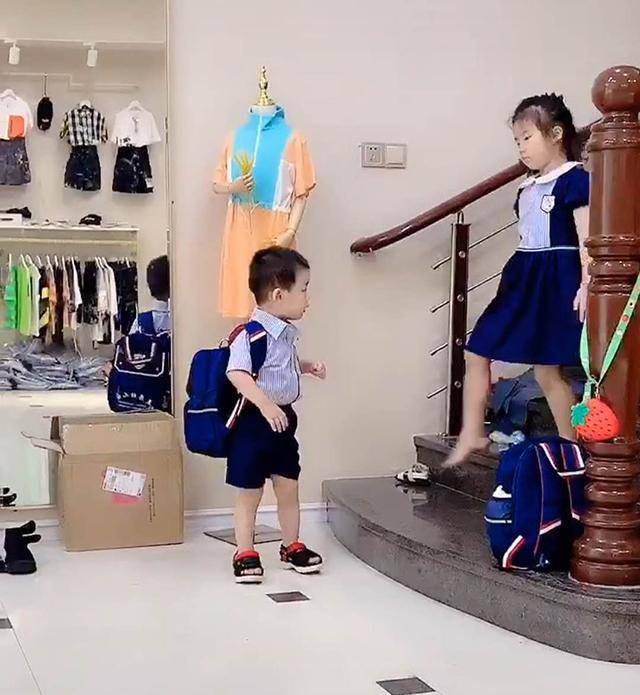 “觉悟最高弟弟”火了，伺候姐姐无微不至，妈妈：比他爸强多了