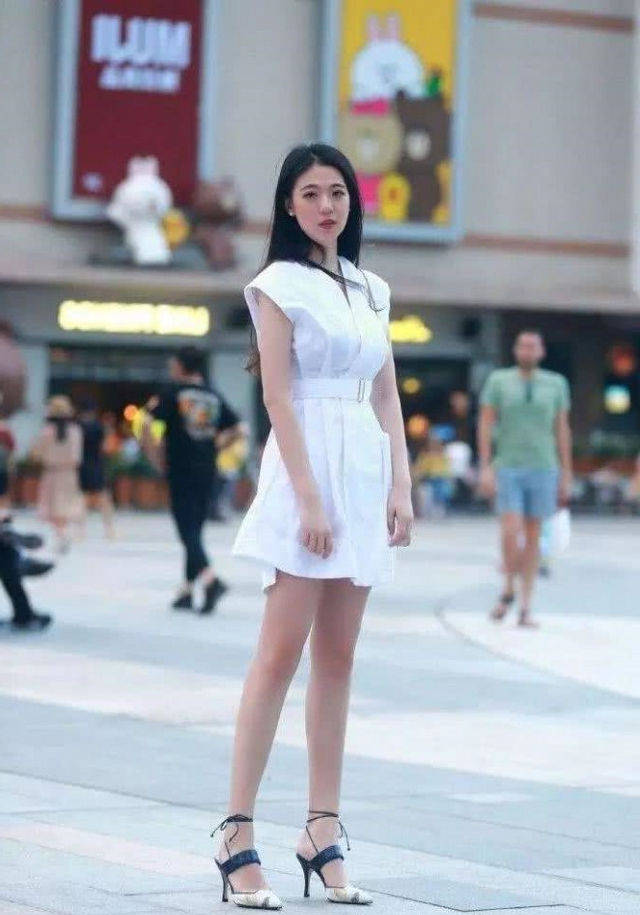 原创街拍,美女蓝色牛仔裤搭配卡其色背心,简洁大方