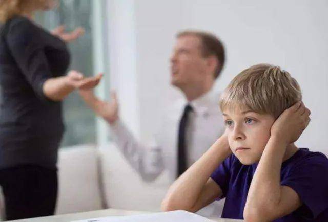 其实，孩子最会“察言观色”，你的微笑是打开他们心门的钥匙