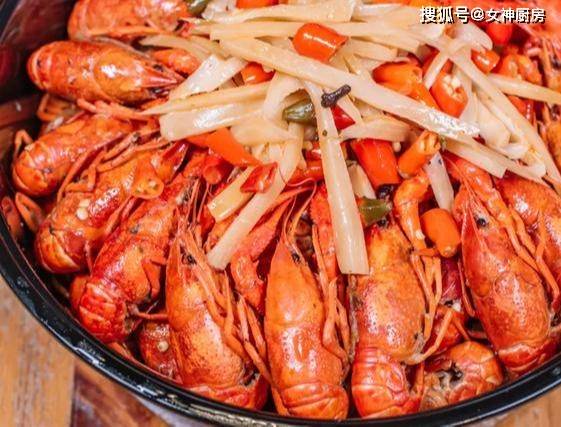啤酒箱|来晚的客人拿啤酒箱当桌子也要吃，味道绝了柳州这家烧烤店火了