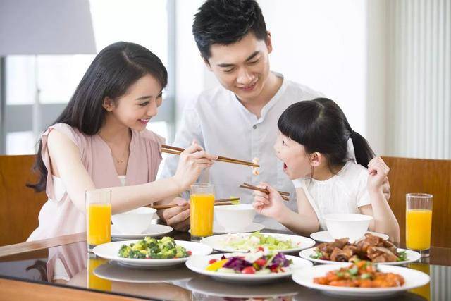 习惯|更轻松带娃吃饭如何培养宝宝自主吃饭的习惯？注意以下4个方面