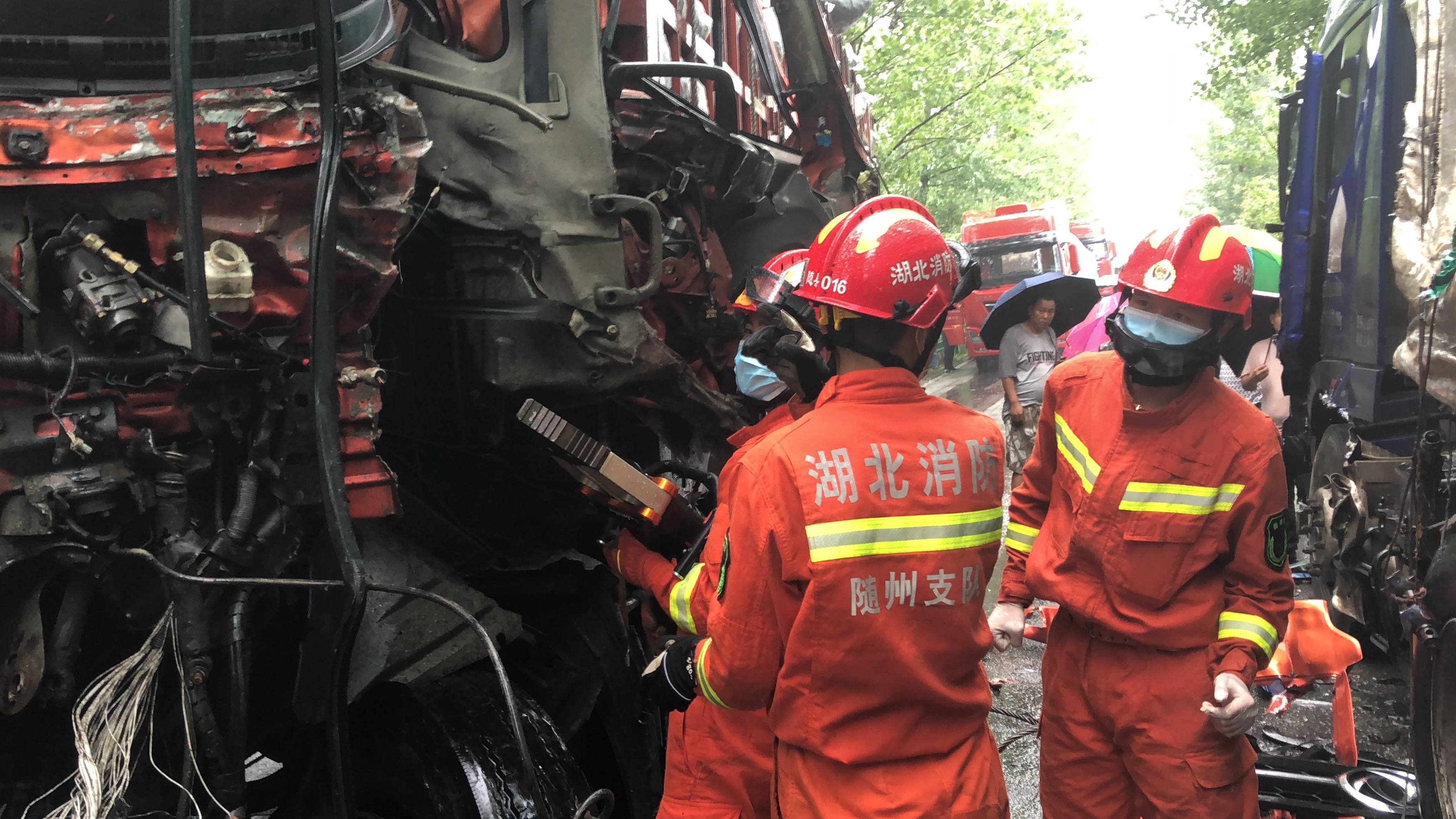 雨天突发车祸司机被困 随州消防雨中紧急救援