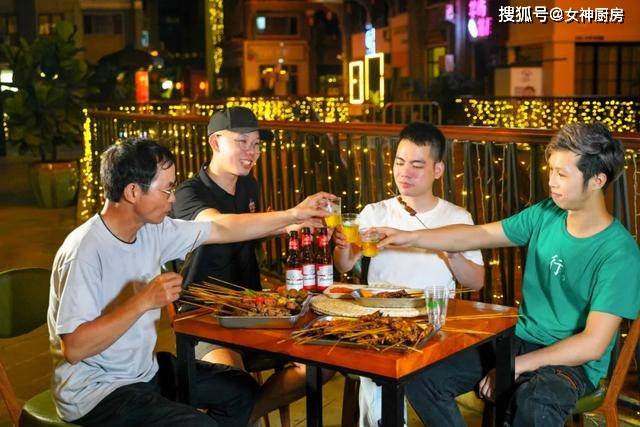 啤酒箱|来晚的客人拿啤酒箱当桌子也要吃，味道绝了柳州这家烧烤店火了
