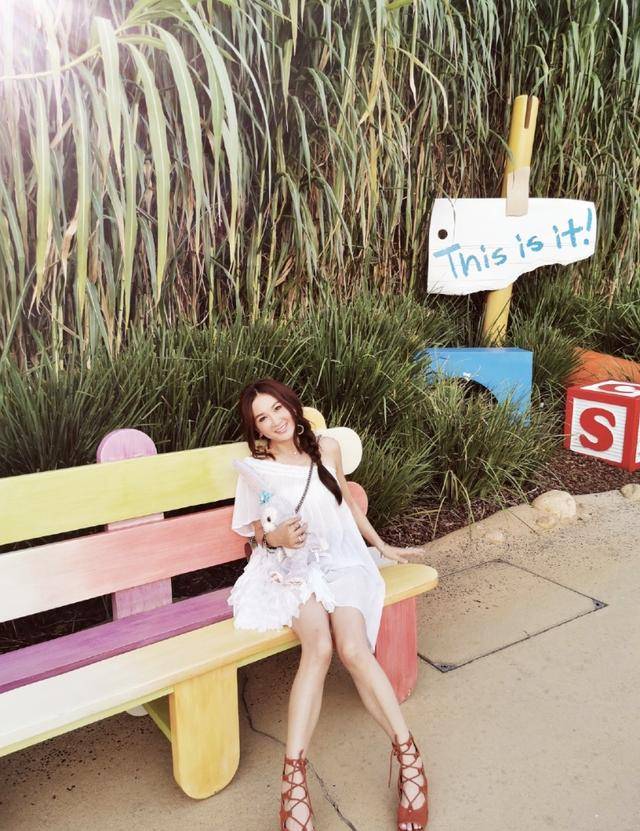 度假|原创温碧霞携丈夫、养子迪士尼度假，穿露肩连衣裙抱玩偶，54岁依然少女