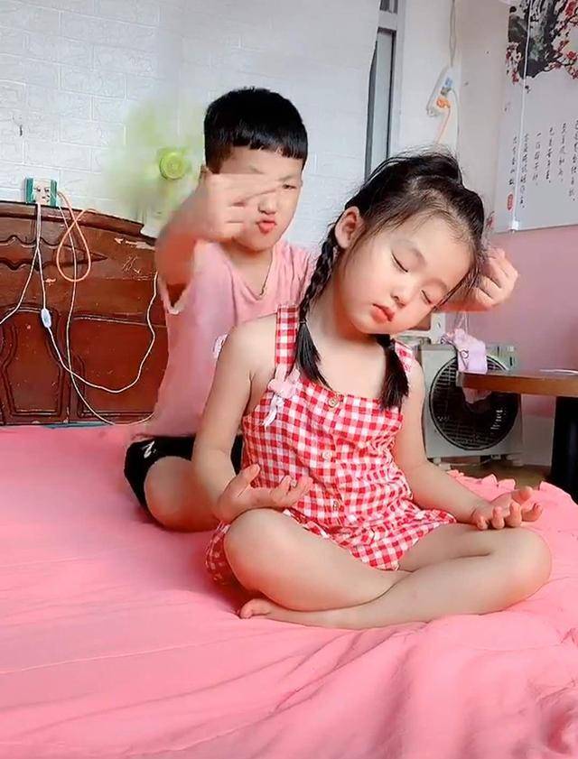 哥哥|哥哥很投入，妹妹很受伤，网友：都是武林高手兄妹俩在家中演“武侠片”