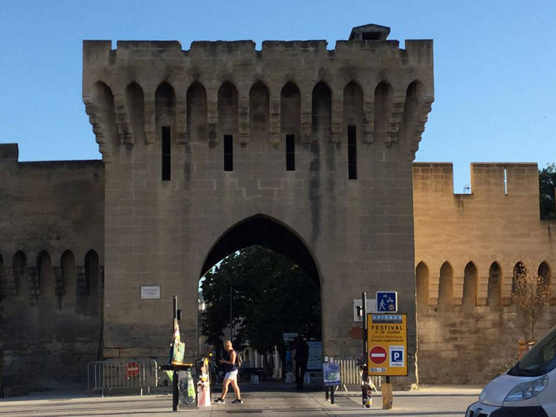 亚维农(avignon)的城墙非常厚,有好多城门 这个是其中一个 城墙有