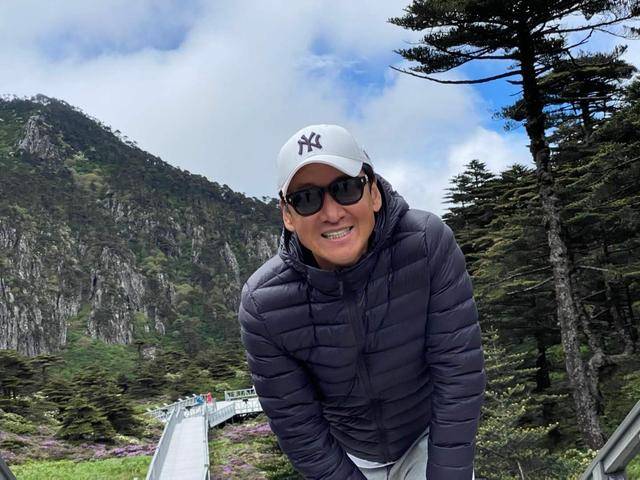 50岁&quot;尔康&quot;周杰向路人求帮忙反招骂？感到