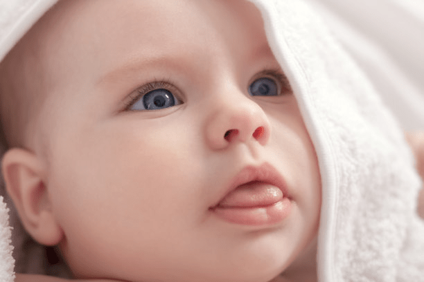 孩子|小宝宝太脆弱陪婴儿玩耍要注意什么?父母不可大意