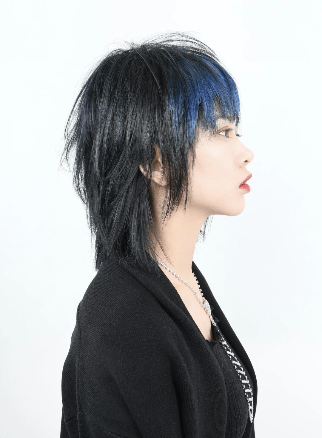 这款燕尾女士短发加入了蓝色的挑染,让整个发型更富层次感,越发的