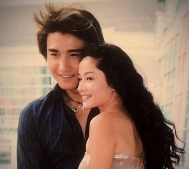 李亚鹏|原创胡兵晒合影为49岁瞿颖庆生，两人驻颜有术登对养眼，友谊长存