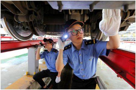 贵阳车辆段工作人员正在维护安六铁路动车组(仝舟摄)