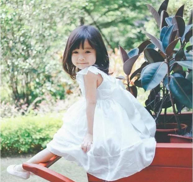 6岁女孩颜值太高,被嘲笑"整过容",不料看到爸妈照片,服了