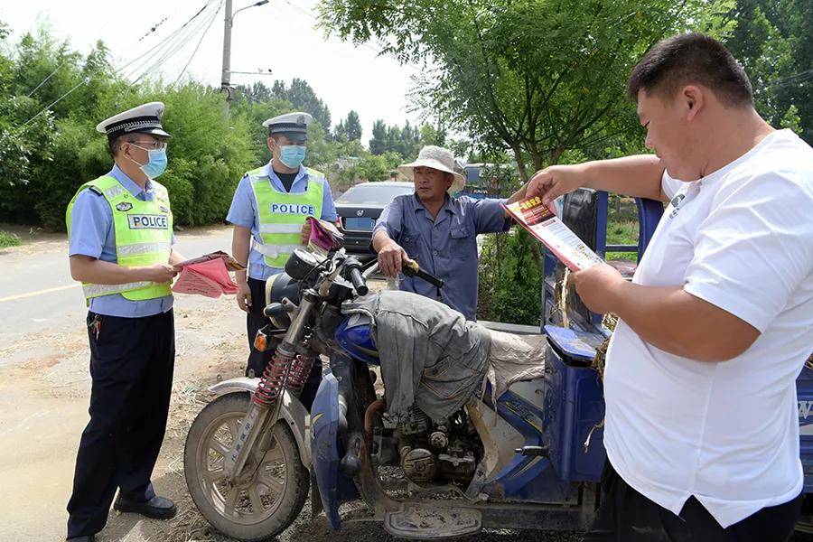 临沂公安交警走进农村开展"一盔一带"交通安全宣传