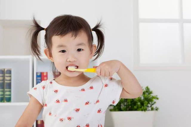 80%宝宝乳牙期间会蛀牙，教你科学助娃刷牙，基本可以告别牙医