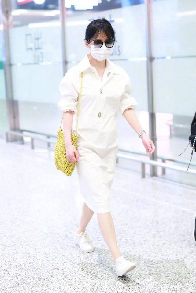 原创俞飞鸿现身机场，穿白色衬衫裙女神气质满满，哪里像是49岁女人？