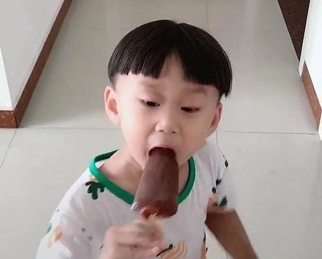 妈妈用肥皂充当雪糕“戏弄”孩子，爸爸做法亮了，网友：有本事当面吃