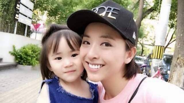 39岁黄小蕾疑似怀二胎,孕味十足,曾被终生禁入迪士尼
