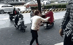 搞笑gif迷:老哥,你就说吧,这个屁憋了多长时间了