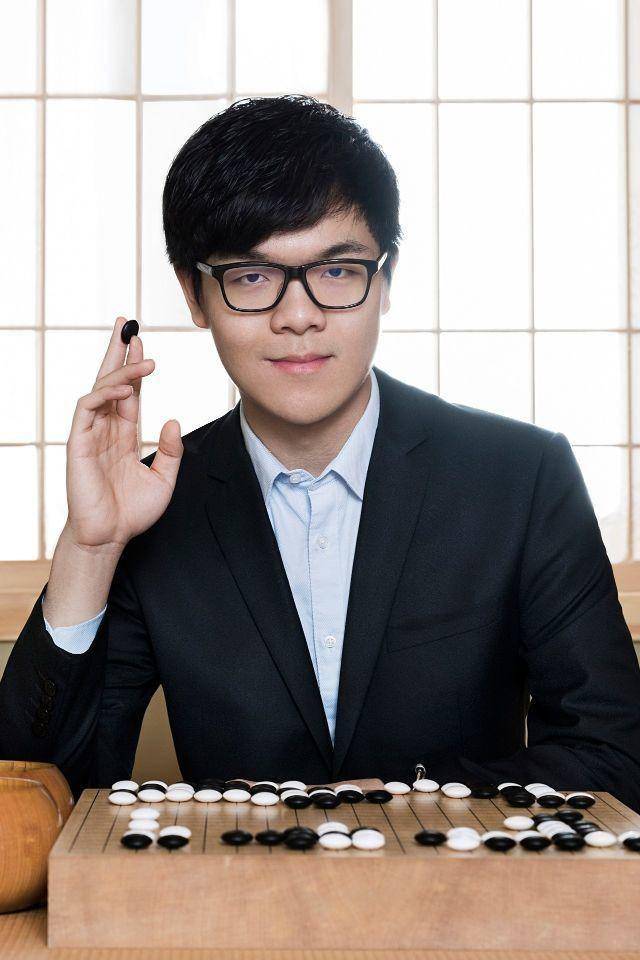 但是柯洁也不能忘了,自己作为一个公众人物,一个拥有百万粉丝的偶像