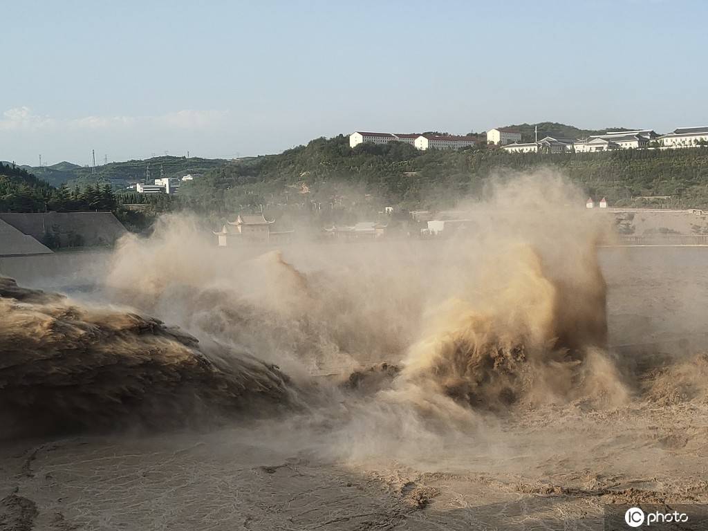 黄河小浪底泄洪大浪淘沙气势磅礴