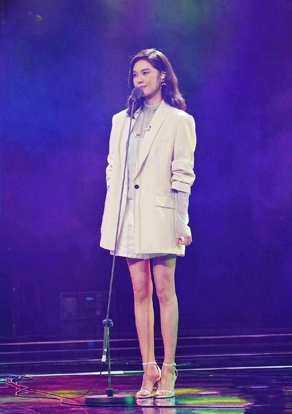 原创郁可唯终于放狠招,短裤比西装还要短,168cm"圆规腿"凳子都坐不下