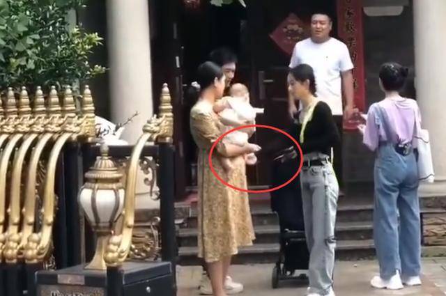 晓明赵丽颖现身街头,颖宝露脐装超瘦