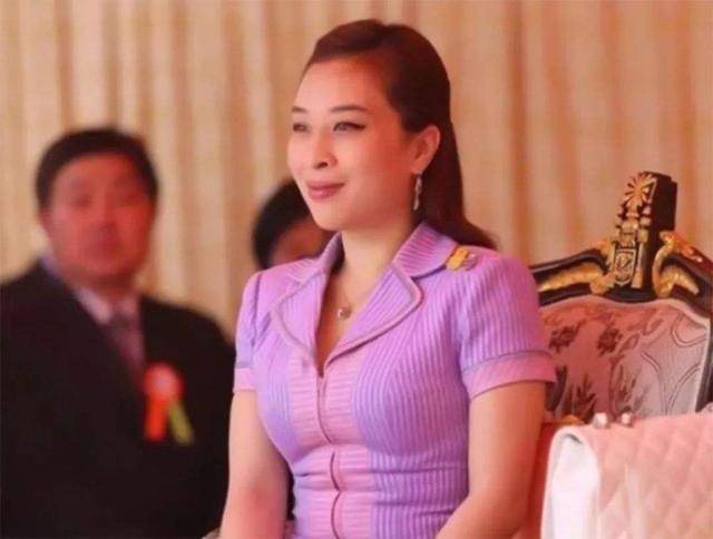 #继母#陪王后现身变配角,泰王大女儿穿芭比粉比继母更老!黑皮肤吃大亏