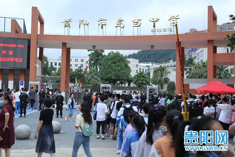 7月7日,高考第一天,乌当中学考点考生胸有成竹自信满意,排队有序入场.