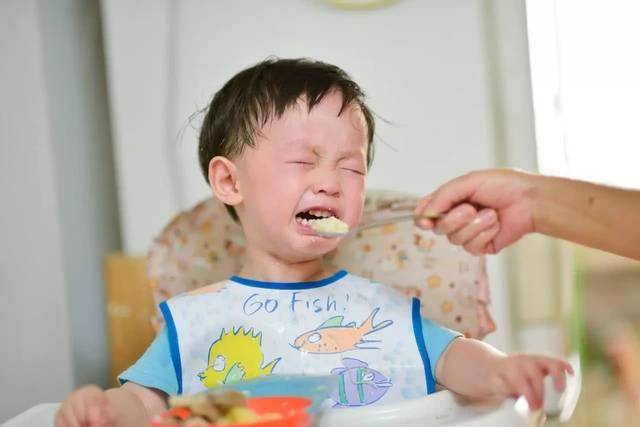 宝宝|易引发宝宝积食，如果有赶紧改，别伤了娃父母三种错误喂养方式