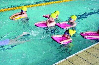夏天到了孩子吵着要学游泳，孩子几岁学游泳会比较好