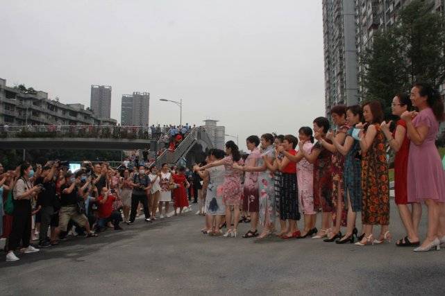 高考|寓意“旗开得胜”2020全国高考启幕！重庆家长穿旗袍助阵高考