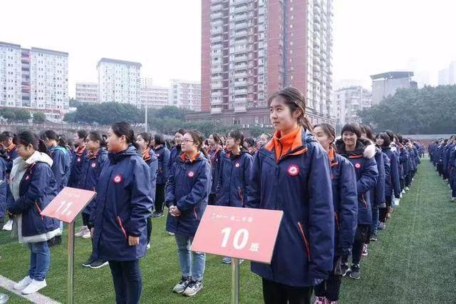 03 重庆八中 八中校服是以实用为主, 不同季节配有不同款式的衣服