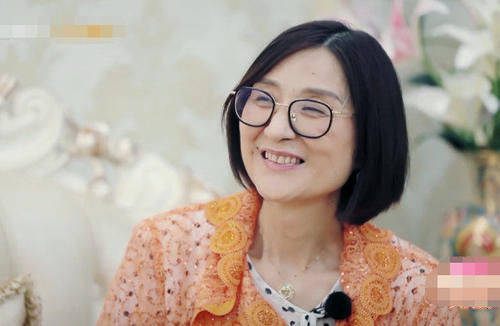 原创姜潮当众亲麦迪娜脸,谁注意两个妈妈的眼神?亲生和无血缘的差距! 原创姜潮当众亲麦迪娜脸,谁注意两个妈妈的眼神?亲生和无血缘的差距!