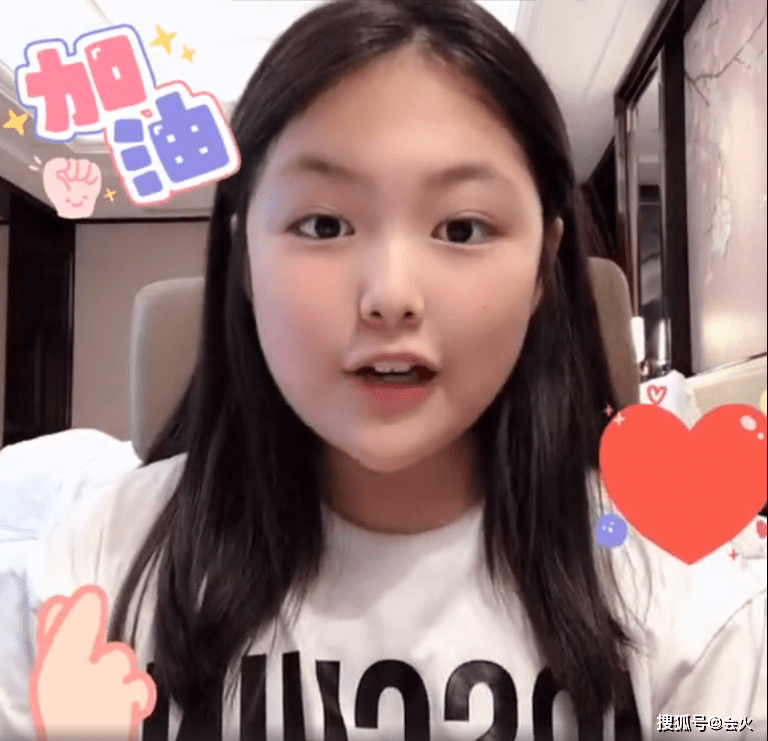 李湘|王诗龄晒视频尖下巴惹眼，打扮朴素不见大牌，口齿清晰被夸像李湘