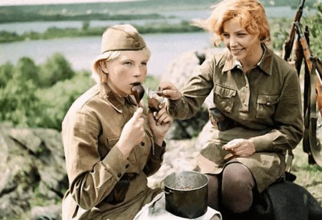 原创穿裙子作战的二战苏联女兵:事出有因,纯属无奈,与美丽无关