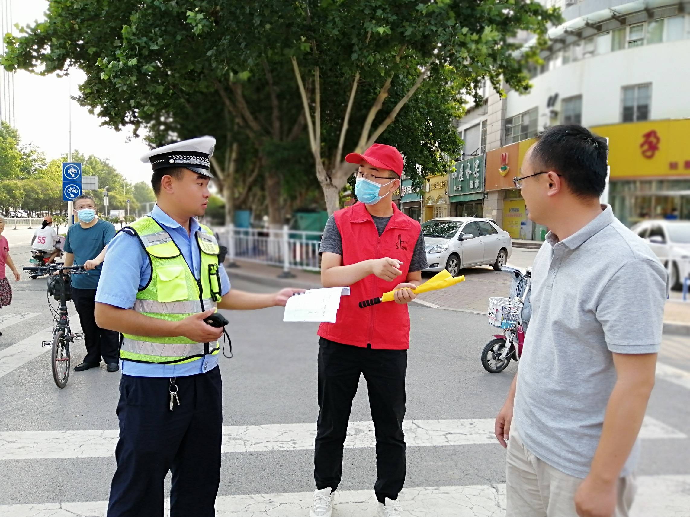 配合和努力,既保护了事故现场又迅速地恢复和维护了事故后的交通秩序