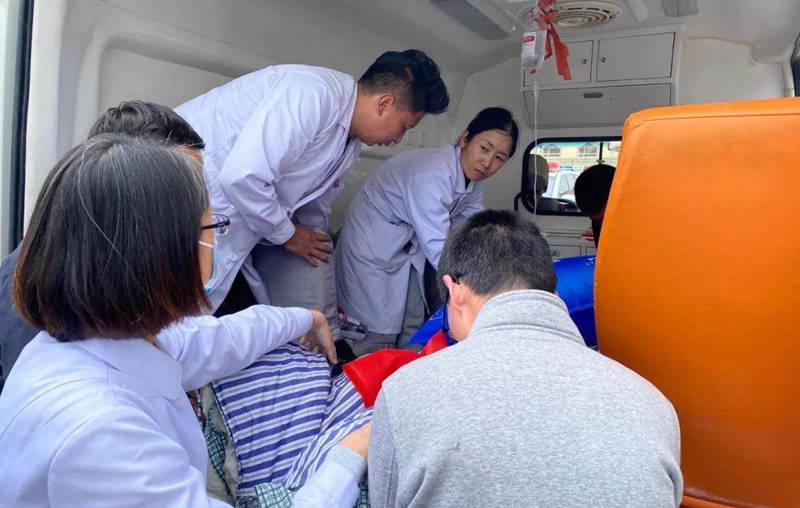 天津滨海：海滨人民医院援青医疗队争分夺秒挽救伤者生命