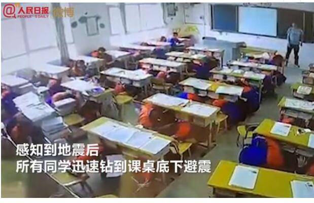 地震瞬间昆明中学生1秒抱头避震，逃生堪比教科书