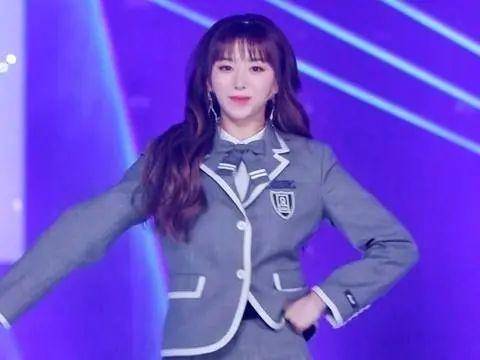 孔雪儿穿露脐装舞动又美又飒！白皙肌肤娇嫩魔