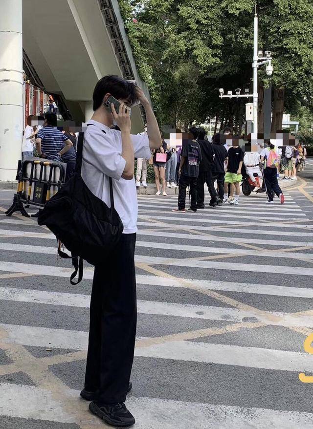 栩嘉|今年高考明星阵容强大，张子枫焉栩嘉被围观，何洛洛赵今麦受关注