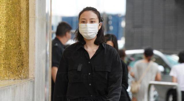 赌王丧礼各房太太与子女们到场，个个神情肃穆