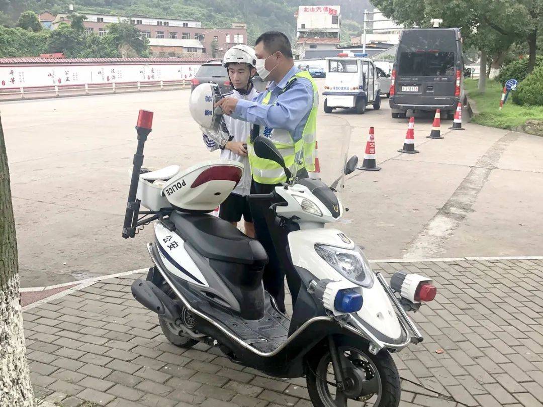 连声安慰并让考生戴好头盔,赶紧坐上警用摩托车,亮起警灯一路疾驰