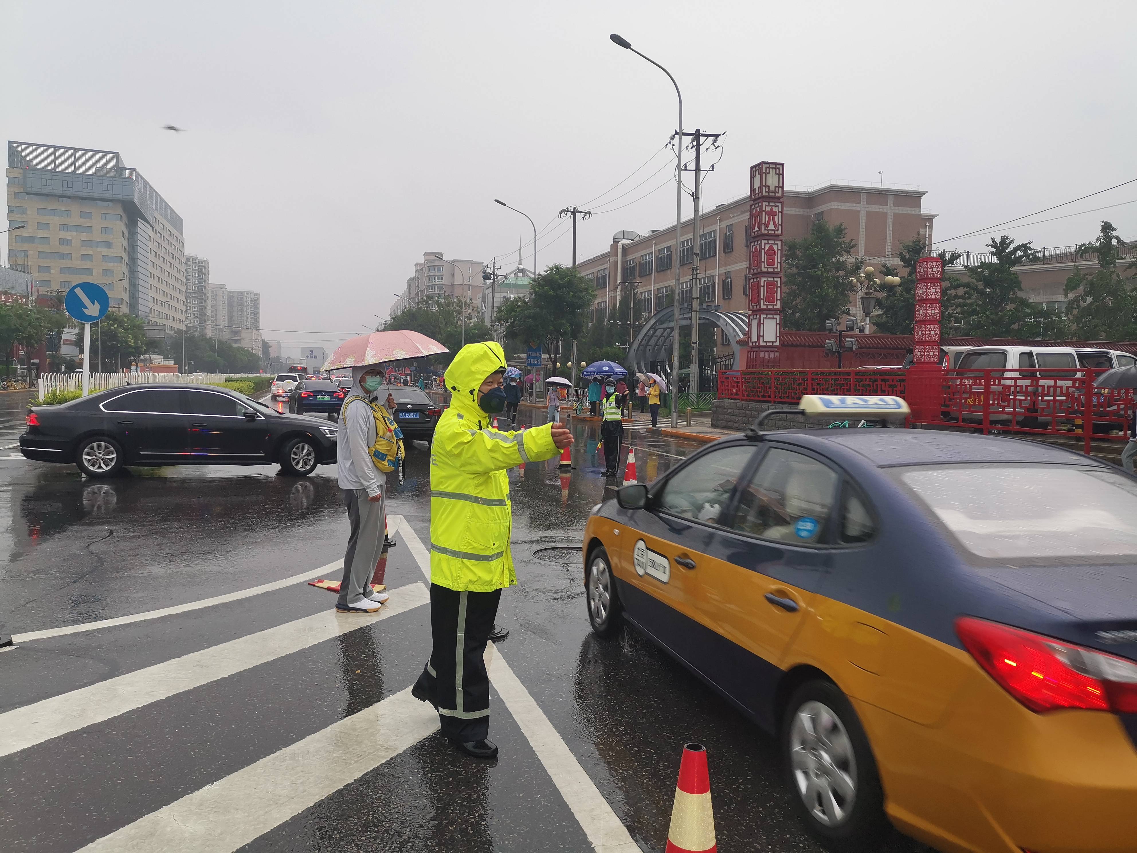 原创高考第三天迎降雨天气 海淀交警采取个性化交通疏导措施为考生保