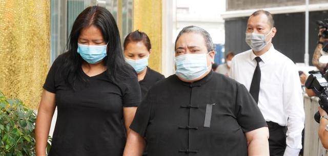 赌王丧礼各房太太与子女们到场，个个神情肃穆