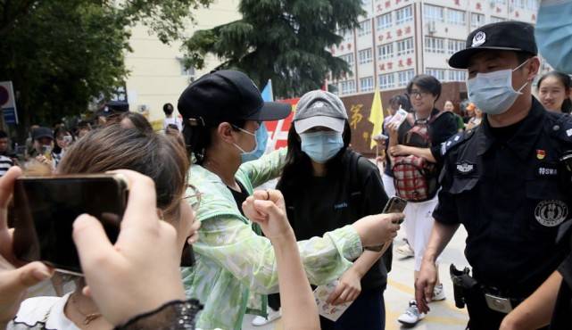 低调|原创没有被围拍，张子枫低调参加高考，她算是路人缘最好的小花了