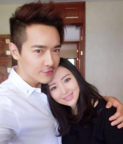 董璇被曝疑似有新恋情，与90后男演员搂腰贴脸动