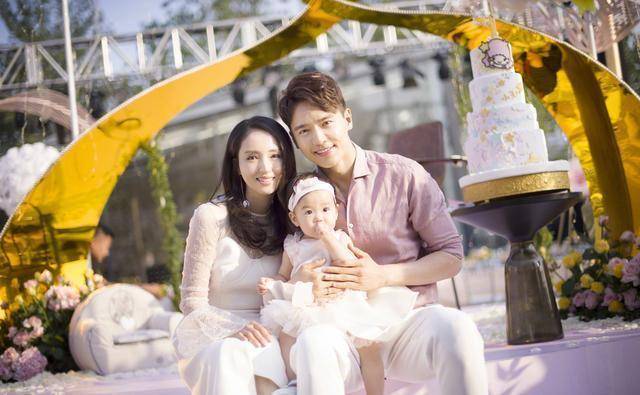 董璇被曝疑似有新恋情，与90后男演员搂腰贴脸动