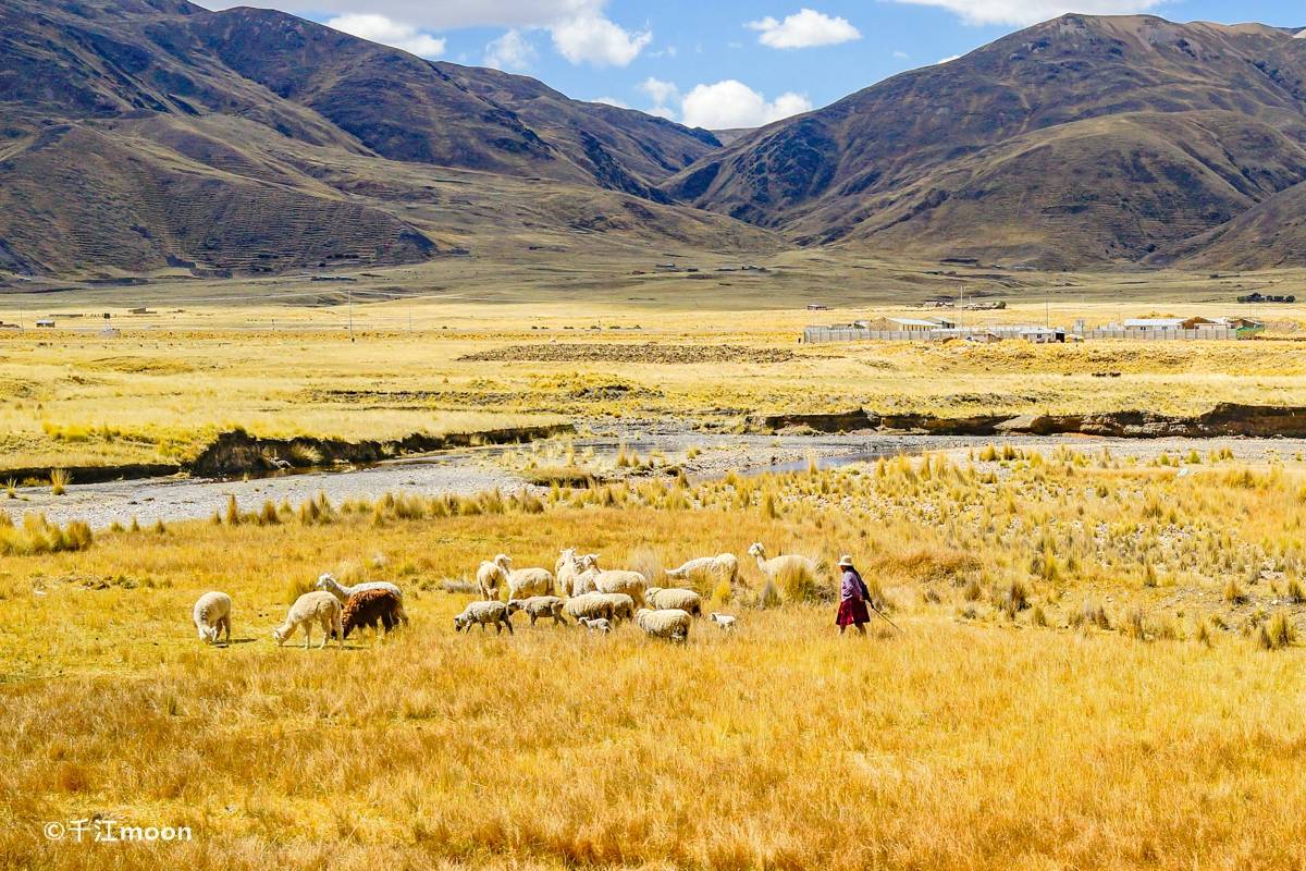 秘鲁安第斯山脉日出时科迪勒拉布兰卡的村庄和瓦斯卡兰高清摄影大图-千库网