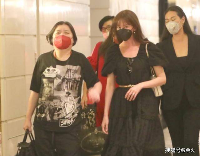 46岁林志玲变身家庭主妇？出街婚戒不离手，小腹